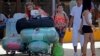 Cubanos residentes en EEUU arriban cargados de equipaje al aeropuerto de La Habana. (Archivo)