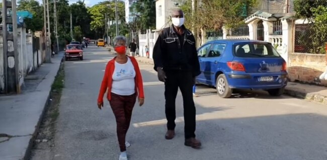 Silverio Portal camina en libertad, junto a su esposa Lucinda González. (Captura de video/Cubanet)