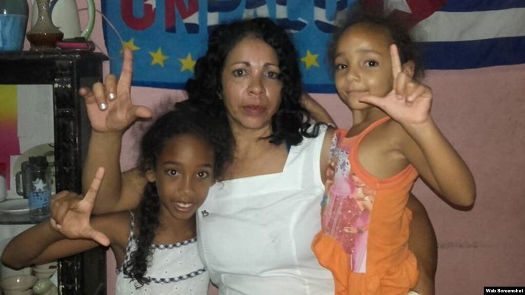 Aymara Nieto junto a sus hijas, en una imagen de archivo.
