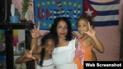 Aimara Nieto Muñoz en una imagen de archivo con sus hijas.