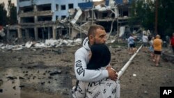 Una pareja reacciona tras un bombardeo ruso en Mykolaiv, Ucrania, el 3 de agosto de 2022. (AP Foto/Kostiantyn Liberov).