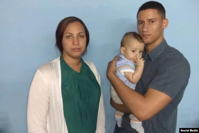 Nelva Ortega, esposa de José Daniel Ferrer, junto a su bebé, Daniel José, y José Daniel Ferrer Cantillo, hijo del líder de UNPACU.