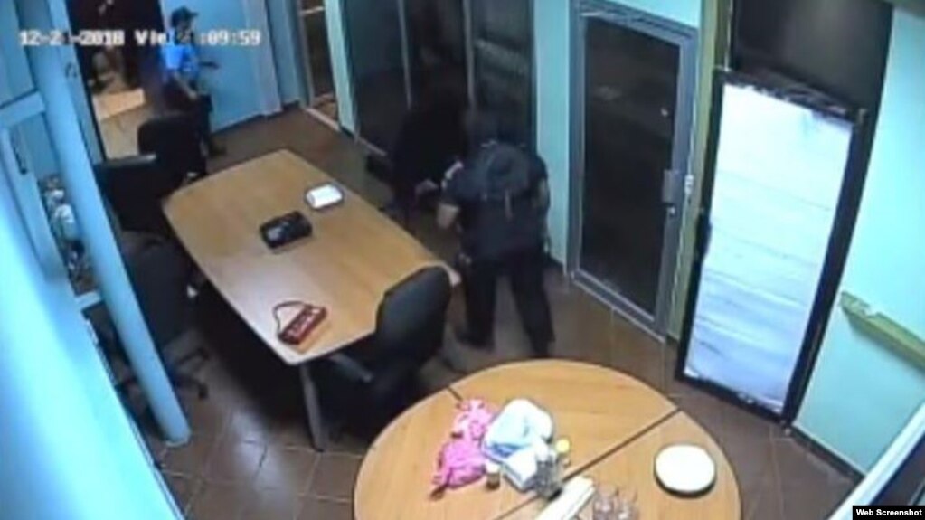 Una imagen de la cámara de seguridad muestra cómo la policía, encapuchados, se encuentran en la antesala de la oficina de Mora. Tomado de 100% Noticias.