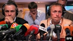 Los empresarios rusos Andréi Lugovói (d) y Dimitri Kovtun, sospechosos del asesinato ex espía ruso Alexander Litvinenko, durante una videoconferencia con periodistas británicos. Foto de archivo