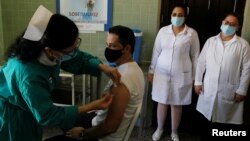 Un voluntario recibe una dosis de Soberana-02 contra el COVID-19, en La Habana, Cuba. (Luis Banos/Pool via REUTERS)