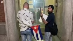Cubanos colocan carteles en la sede de la misión permanente de Cuba ante ONU en Nueva York