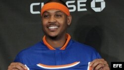 El alero de los Knicks de Nueva York, Carmelo Anthony (d).