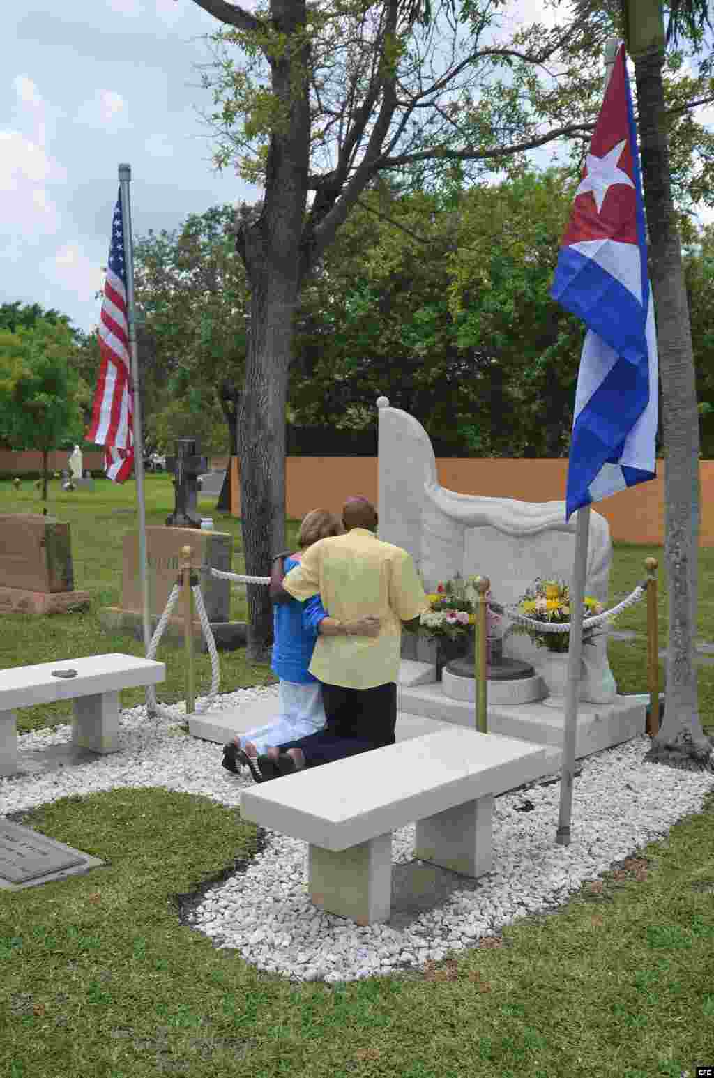 El expreso político y opositor cubano Guillermo Fariñas en su primer día de actividades en Miami visita la tumba de Jorge Mas Canosa en La Pequeña Habana en Miami (EEUU).