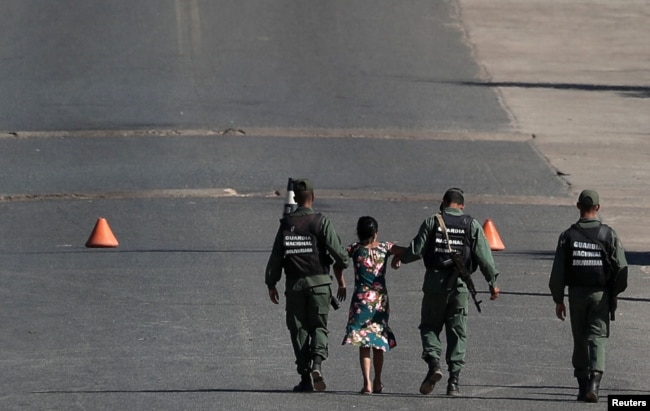 Soldados de la guardia Bolivariana detiene a una mujer en Roraima.