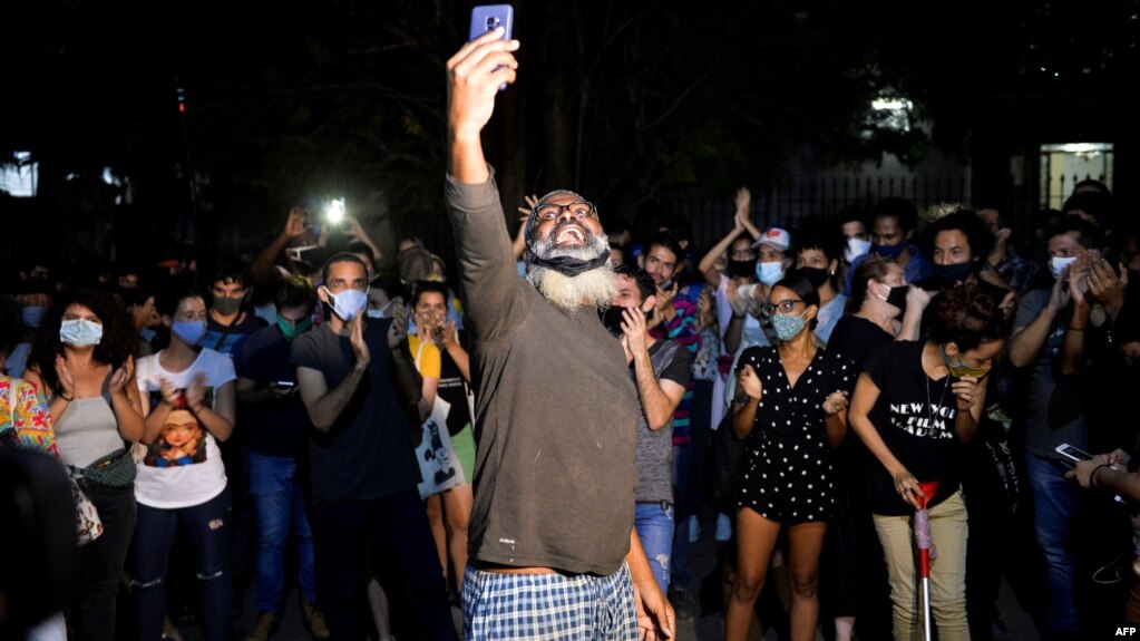 Manifestación de artistas cubanos frente al Ministerio de Cultura, el 27 de noviembre de 2020. (YAMIL LAGE / AFP)