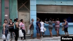 Cubanos hacen fila para adquirir productos en una tienda del Estado, el 23 de marzo del 2020, en medio de la crisis por el coronavirus.