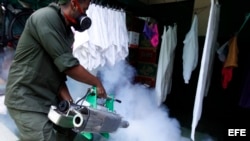 Un soldado fumiga en una vivienda de La Habana como parte de la campaña contra el virus del zika y otras enfermedades transmitidas por el mosquito aedes aegypti. 