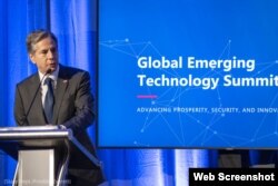 El secretario de Estado Antony Blinken pronuncia un discurso en la Cumbre mundial de tecnologías emergentes, de la Comisión de Seguridad Nacional sobre Inteligencia Artificial, el 13 de junio en Washington. (Depto. de Estado/Freddie Everett)