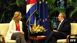 Imagen de la reunión sostenida entre Raúl Castro y la jefa de la diplomacia de la Unión Europea, Federica Mogherini.
