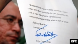 El presentador del programa Mesa Redonda de la TV estatal cubana, Randy Alonso, muestra el mensaje enviado por Fidel Castro, luego de votar desde el lugar en que descansa en las elecciones generales que se celebran en Cuba para la ratificación de los cand
