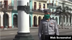 Policías en La Habana en medio de la pandemia de coronavirus.