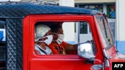 Cubanos se protegen del Covid-19.