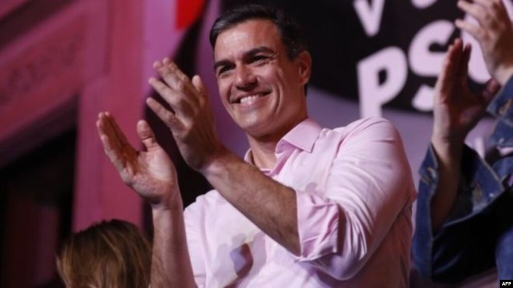 El líder del PSOE, Pedro Sánchez, celebra su triunfo en las elecciones de España