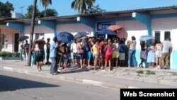 Una cola para comprar jabón en Santiago de Cuba.