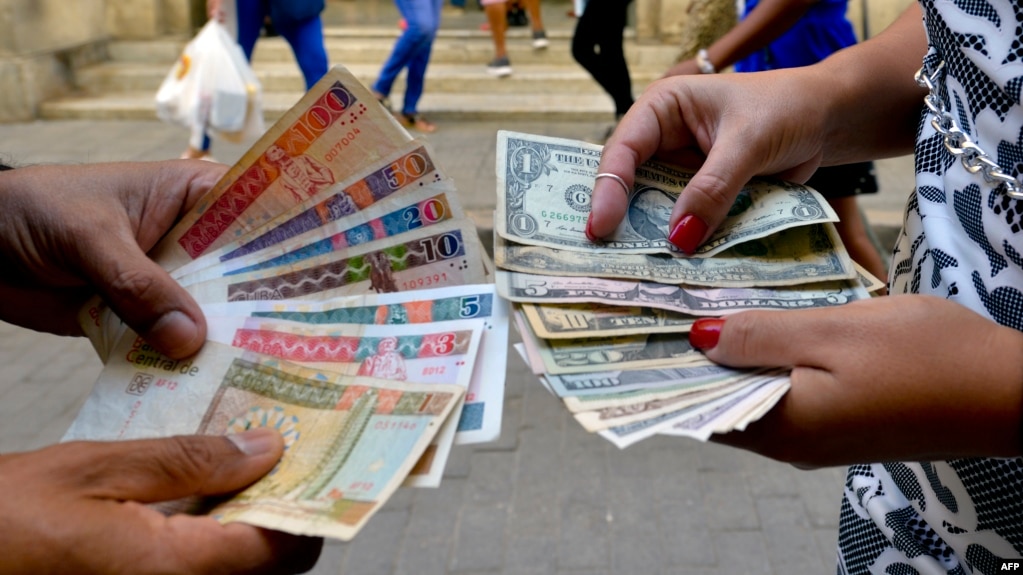 Doble moneda en Cuba. YAMIL LAGE / AFP