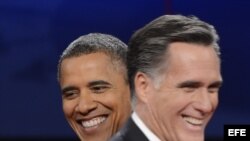 El candidato republicano a la presidencia de EEUU, Mitt Romney (d), y el presidente y aspirante a la reelección, Barack Obama.