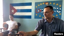 José Daniel Ferrer (der), líder de la UNPACU, en diciembre del 2016 y el activista Ernesto Oliva (izq.) en la sede de la organización opositora en Santiago de Cuba. Foto Archivo