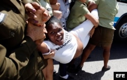 Miembros de las Damas de Blanco son arrestadas por la Policía en La Habana.