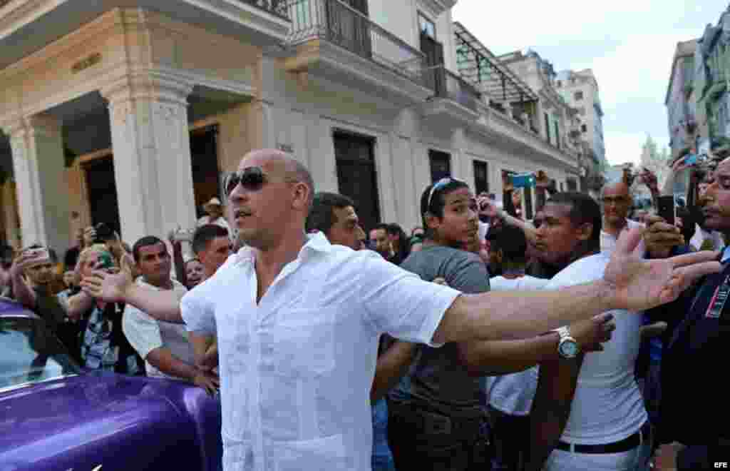 El actor estadounidense Vin Diesel asiste al desfile de la casa de modas francesa Chanel.
