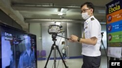 Revisando a pasajeros en Bangkok, Tailandia.