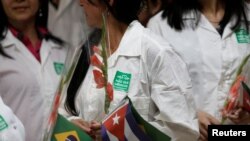 Médicos cubanos tras su arribo de una misión en Brasil.