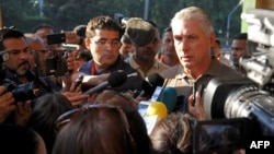 Díaz-Canel habla con los periodistas. 