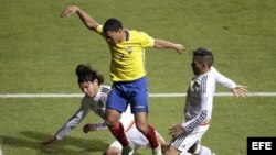 El centrocampista ecuatoriano Jefferson Montero (c) lucha un balón con los mexicanos defensa mexicano Gerardo Flores (i).
