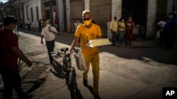 Un hombre con mascarilla en medio de la pandemia del nuevo coronavirus en La Habana. (AP/Ramón Espinosa)