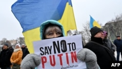 Manifestantes contra Putin en Kyiv.