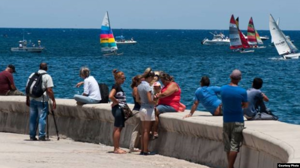 Habaneros observan desde el Malecón las embarcaciones de la regata Havana Challenge, realizada en mayo del 2015 entre Cayo Hueso y La Habana