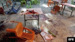 Imagen facilitada por la agencia de noticias siria, SANA, que muestra los restos de sangre en la facultad de Arquitectura en Damasco tras el impacto de varios proyectiles de mortero.