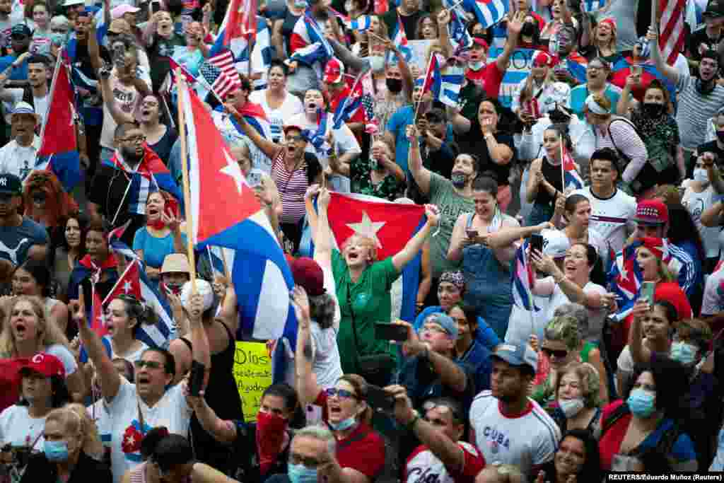 En Nueva Jersey la comunidad exiliada reacciona a la noticia de las protestas espontáneas en Cuba. Foto:&nbsp;REUTERS/Eduardo Muñoz.