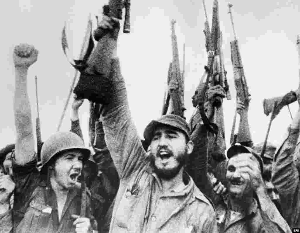Fidel Castro y un grupo de rebeldes celebran el triunfo de la Revolución en 1959.