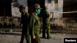Miembros del ejército cubano desinfectan una calle en La Habana el 15 de abril del 2020.REUTERS/Alexandre Meneghini 