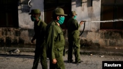 Miembros del ejército cubano desinfectan una calle en La Habana, el 15 de abril del 2020.