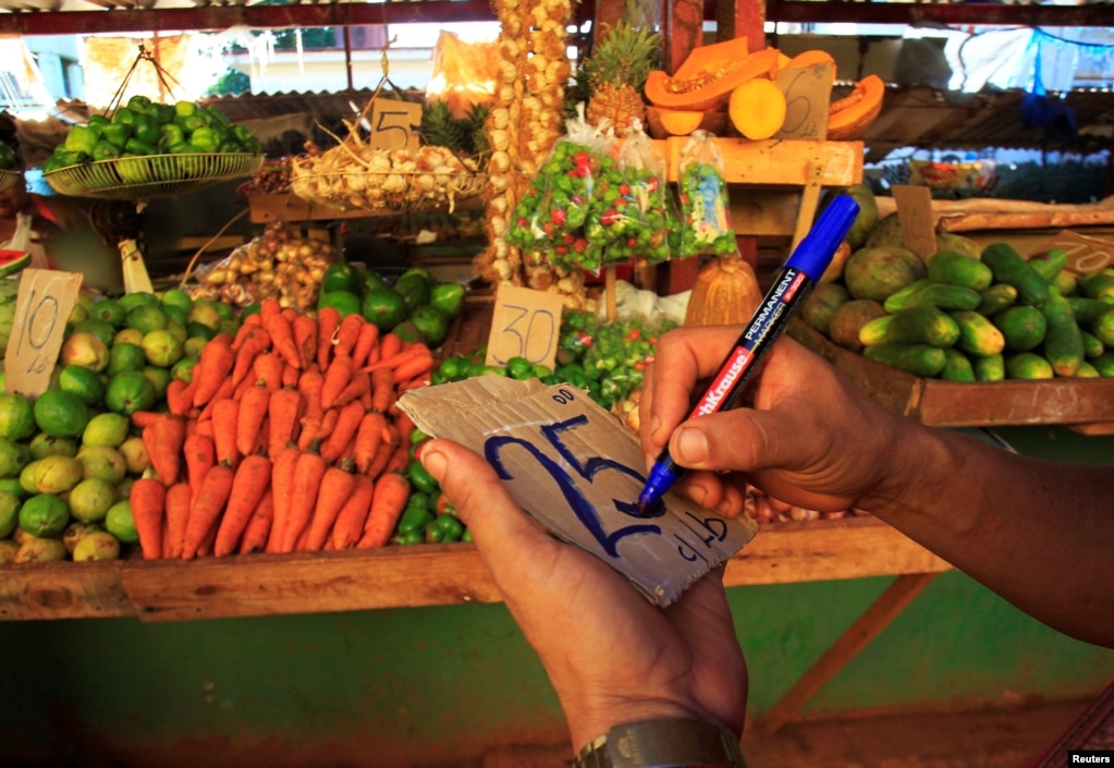 Un vendedor prepara una nueva tablilla de precio para sus productos en un mercado de La Habana. (REUTERS/Stringer)