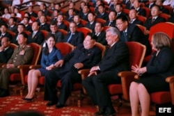 Kim Jong-un (c) junto a primer vicepresidente de Cuba, Miguel Díaz-Canel Bermúdez (2d), ys sus esposa en concierto celebrado en Pyongyang.