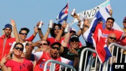 Cubanos residentes en Canadá animan a su equipo.