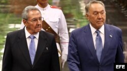 Raúl Castro y su homólogo de Kazajistán, Nursultán Nazarbáyev. EFE
