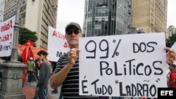 Varias personas participan en una manifestación contra el Mundial de Fútbol Brasil 2014 hoy, jueves 12 de junio de 2014, en Belo Horizonte, estado de Minas Gerais, Brasil.