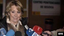 Esperanza Aguirre, a su salida de la cárcel de Segovia, tras sostener un encuentro con Ángel Carromero