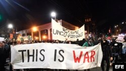Manifestantes protestan en Berkely, California (Estados Unidos).