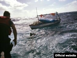 Guardia Costera rescata a dos cubanos. Foto Guardia Costera