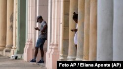 Cubanos con sus teléfonos celulares en La Habana, Cuba, el martes 14 de julio de 2021.