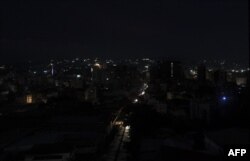 Así se veía la capital de Venezuela la noche del lunes (Foto: AFP).